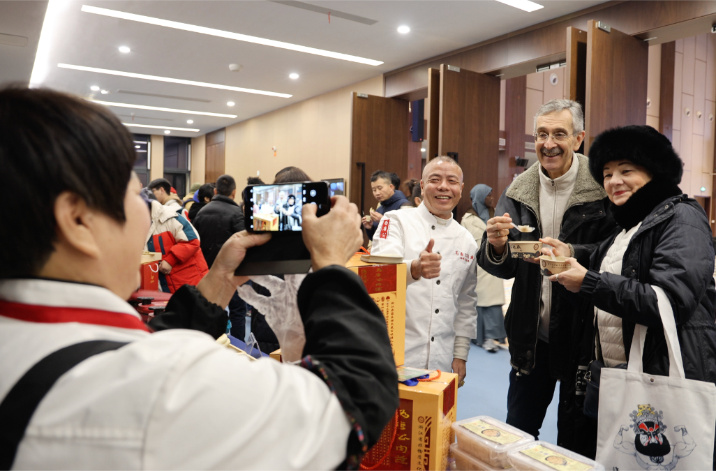 于温肯，品中西  200余名在温外国友人于温肯“迎新年”1