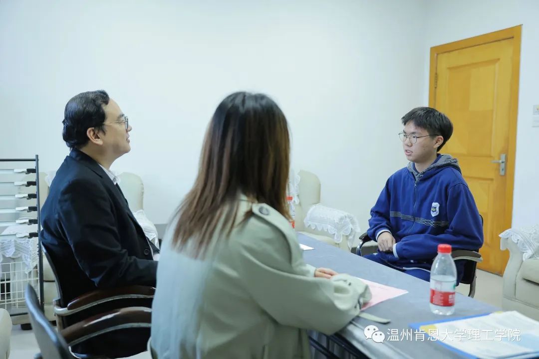 朱绍和教授在面试学生