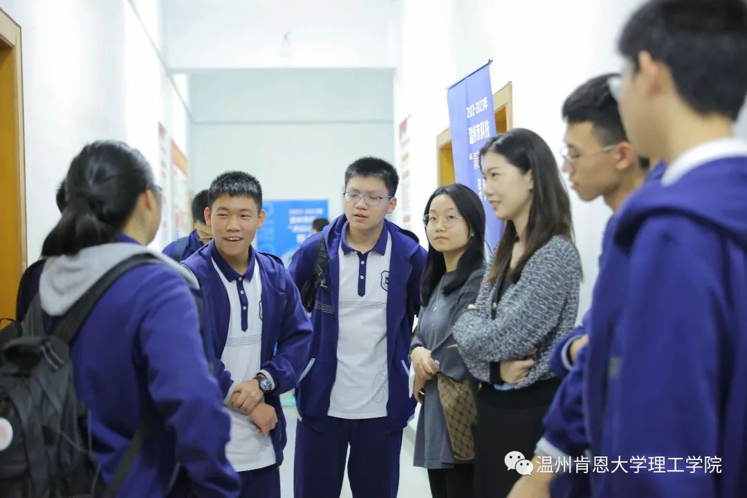 随行人员和学员对话