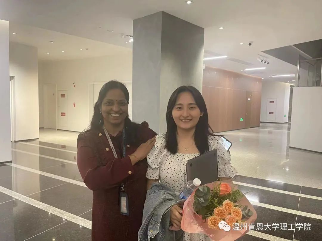 Sujatha教授和窦婉莹学姐的合照