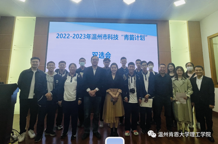 结对学校合影留念